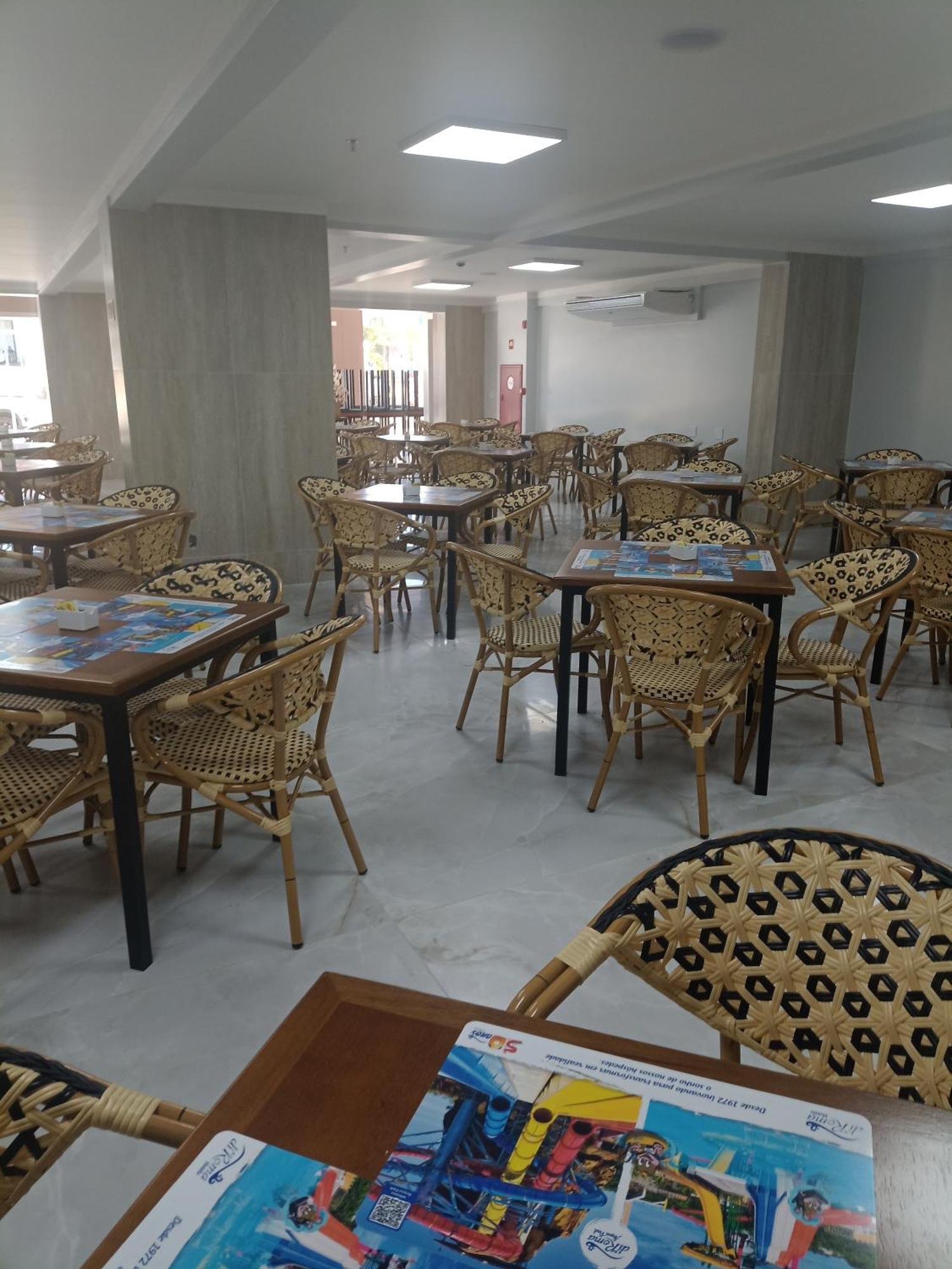Spazzio Diroma Com Opcoes De Refeicoes E Acesso Ao Acqua Parque Diroma